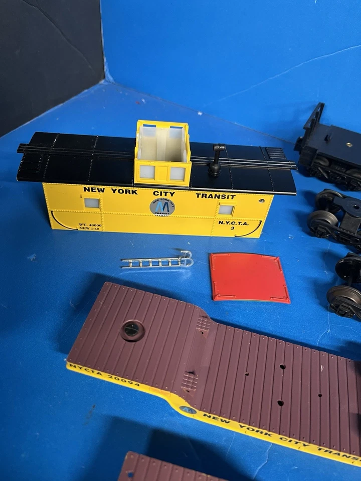 New York City NYC Transit 2 Center-depressed Flat Cars & Caboose - O Ga. project - Image 4 of 4