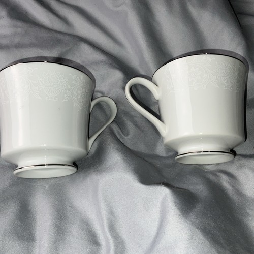 Lote 2 tazas de té Crown Victoria Lovelace florales de porcelana fina - blancas - Imagen 18 de 20