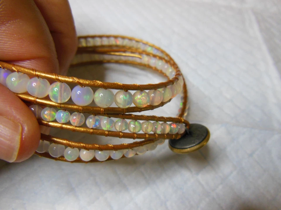 PULSERA TRES ENVOLTURAS ÓPALO ETÍOPE SOBRE CORDÓN DE CUERO DORADO METÁLICO Foto 3 de 4