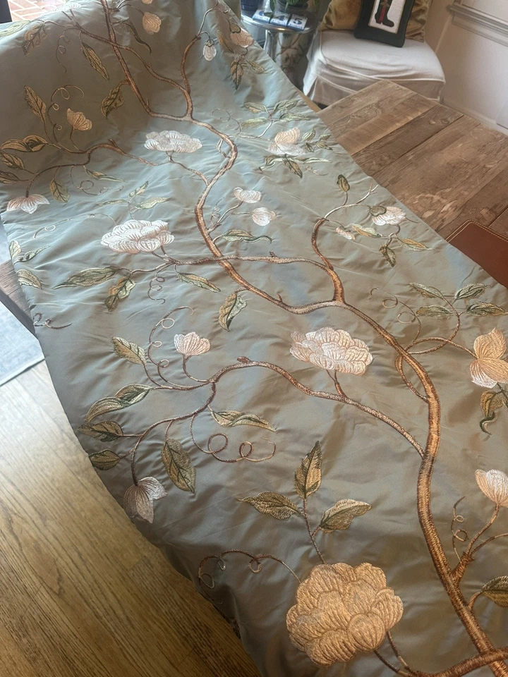 ¡Nuevo! Hermoso par de cortinas bordadas de tafetán  Foto 2 de 3