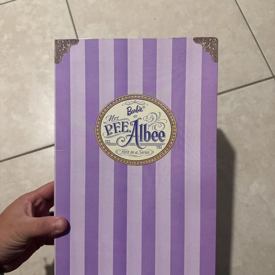 Barbie como la señora P.F.E. Muñeca Avon Edición Especial Albee "Primera en una Serie" Foto 2 de 4