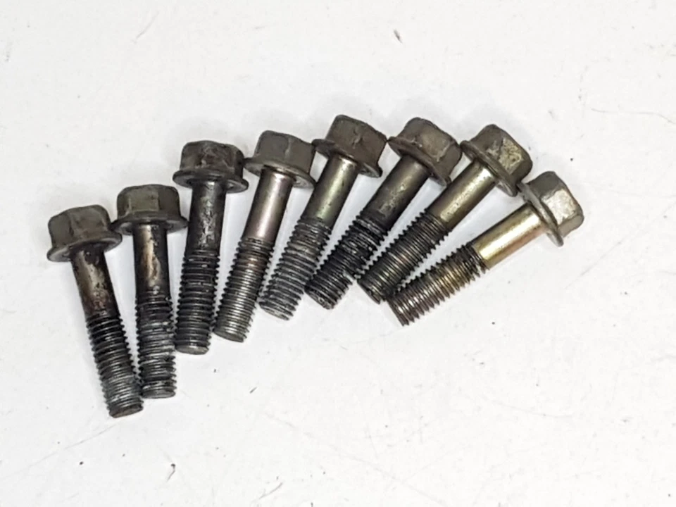 vis de culasse de moteur Mitsubishi g400pvy - tondeuse mitsubishi tn210 - Photo 1/1
