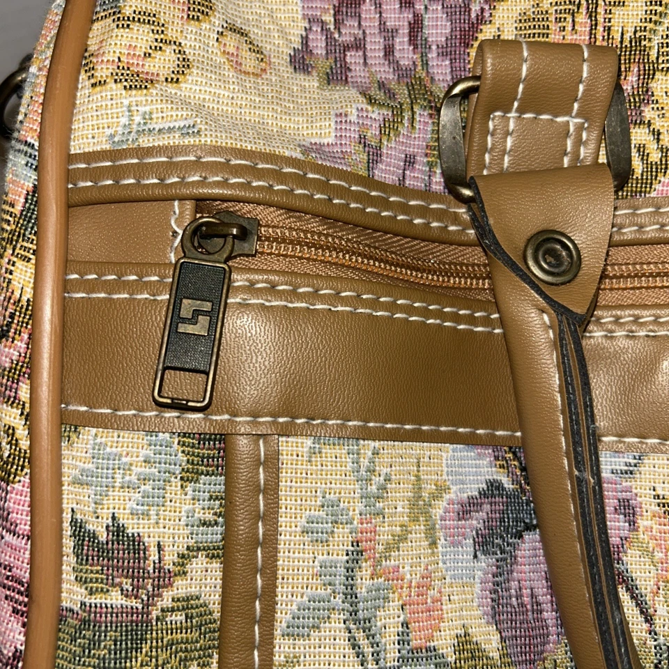 Bagagem de Lazer Vintage Anos 80 Tapeçaria Bege Floral Bolsa de Transporte Acabamento Bronzeado - Imagem 4 de 4