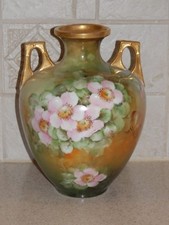 VINTAGE HAND PAINTED HANDLED VASE GOLD TRIMMED 8 1/4" FLORAL DECOR