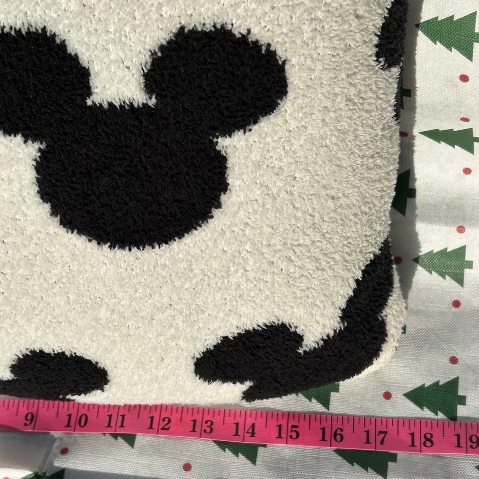 Almohada reversible BoxLunch con estampado integral de silueta de Mickey Mouse Disney Foto 4 de 4