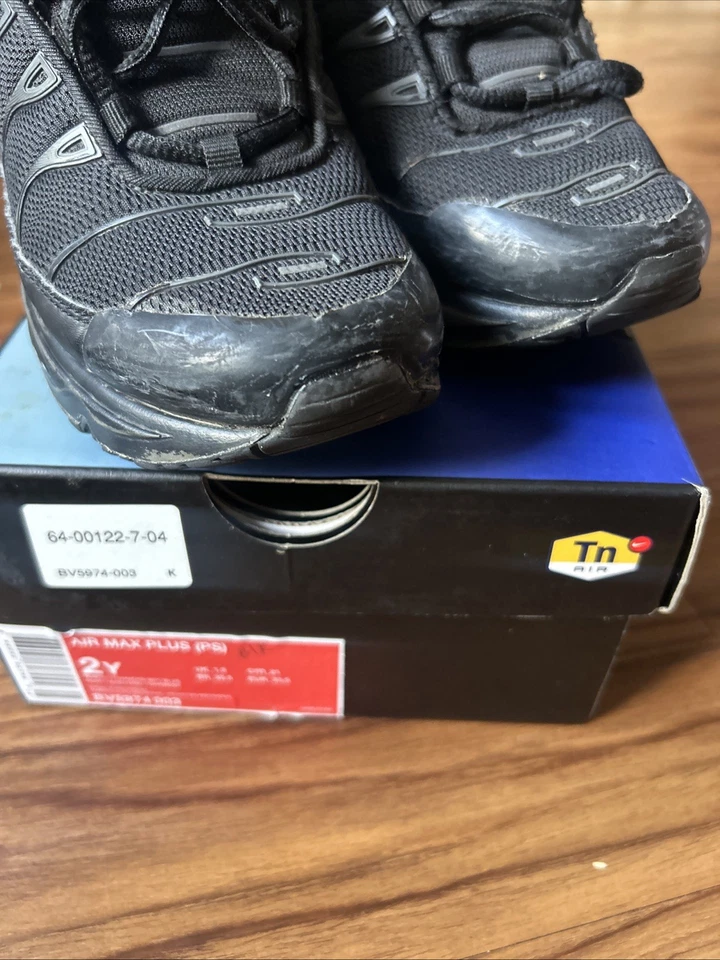Nike Air Max Plus preto baixo tamanho 2Y - Imagem 2 de 4