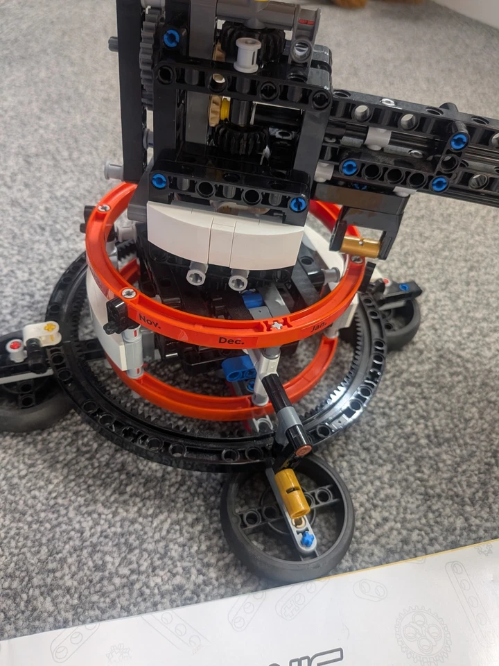 LEGO Technic 42179 Planet Earth and Moon in Orbit, photo 4 of 4