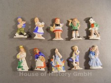 123339, 10 WHW / Winterhilfswerkabzeichen Deutsche M&auml;rchen, bemaltes Porzellan