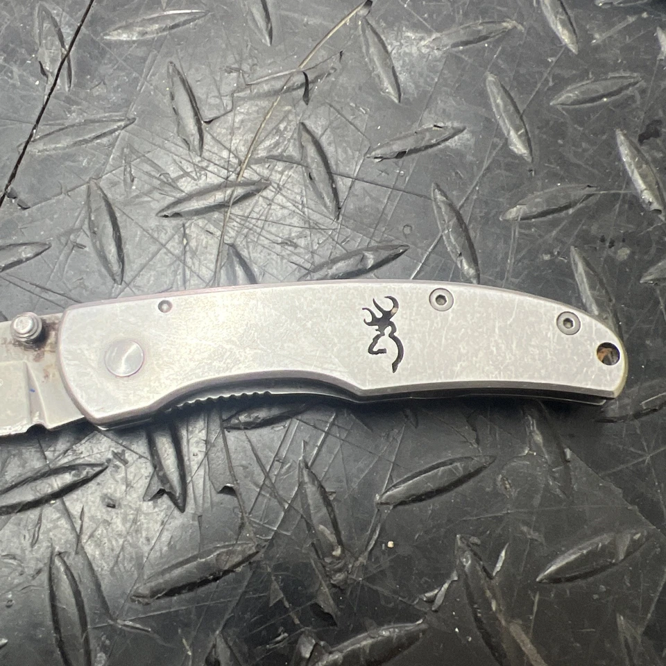 Navaja de Bolsillo Plegable Browning Modelo 560 Titanio Foto 2 de 4