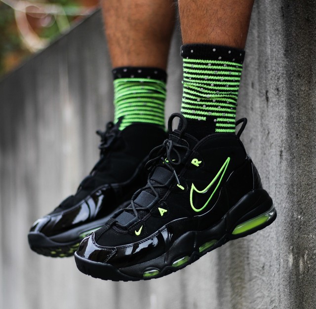 nike uptempo volt
