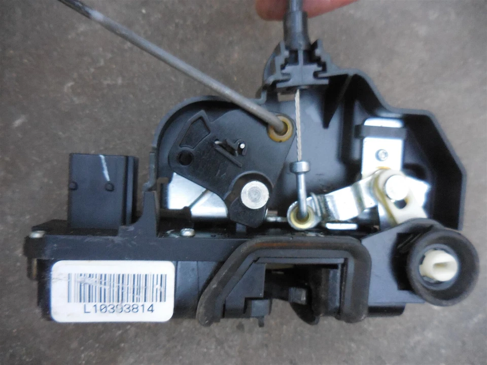 Оригинальный привод замка двери заднего левого со стороны водителя для Cadillac STS 2004-2011 годов выпуска - Изображение 3 из 4