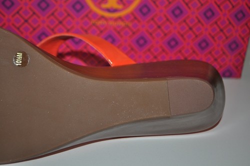 NEW 185+ Tory Burch CAMERON Gold Logo ORANGE WEDGE Thong Sandals Shoe Sz 10.5 - Picture 7 of 7
