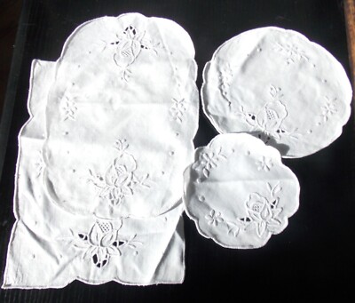 NAPPERONS BRODES MAIN LACET RENAISSANCE ET RICHELIEU ROND DE 25CM les 2