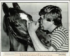 1984 Press Photo Ken win examines horse's eye with opthalmoscope - lra60376