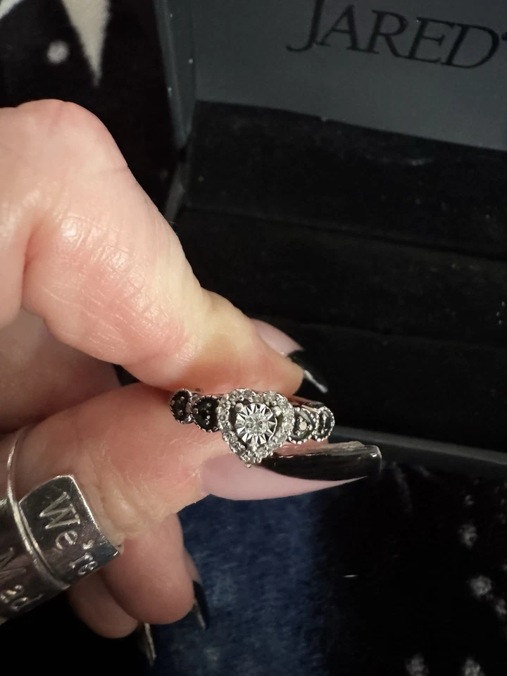Anillo Promesa Corazones Diamantes Negros Gótico de Jared’s Talla 6 Foto 4 de 4