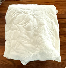 EUC Target Full Fitted Quilted Mattress Pad. White 100 Polyester