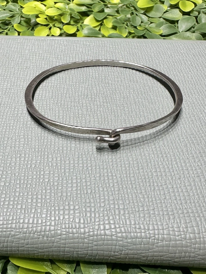 Brazalete James Avery de plata de ley martillado Foto 2 de 4