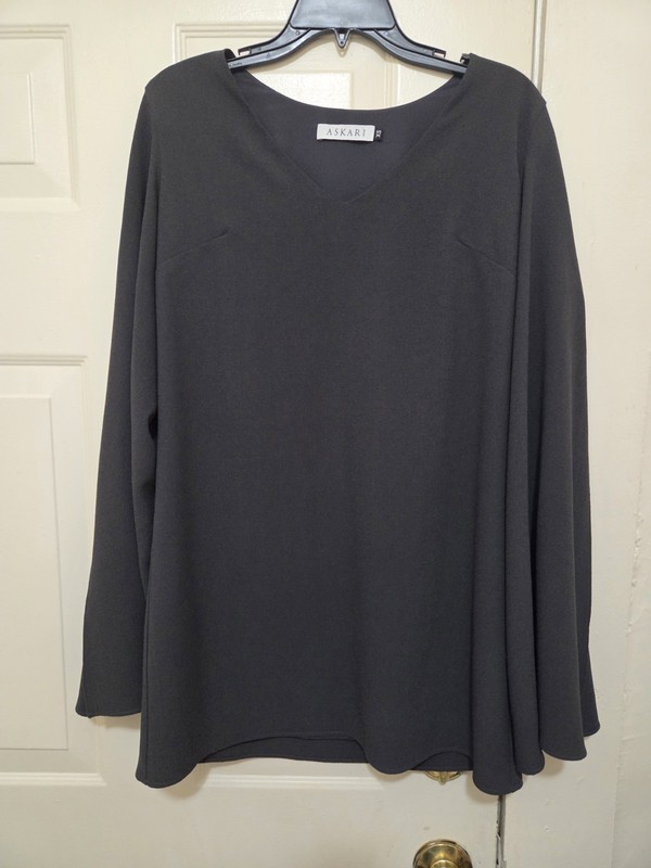 Women's Beautiful ASKARI Gray Split Bell Long Sleeve Top Size XS With Earrings