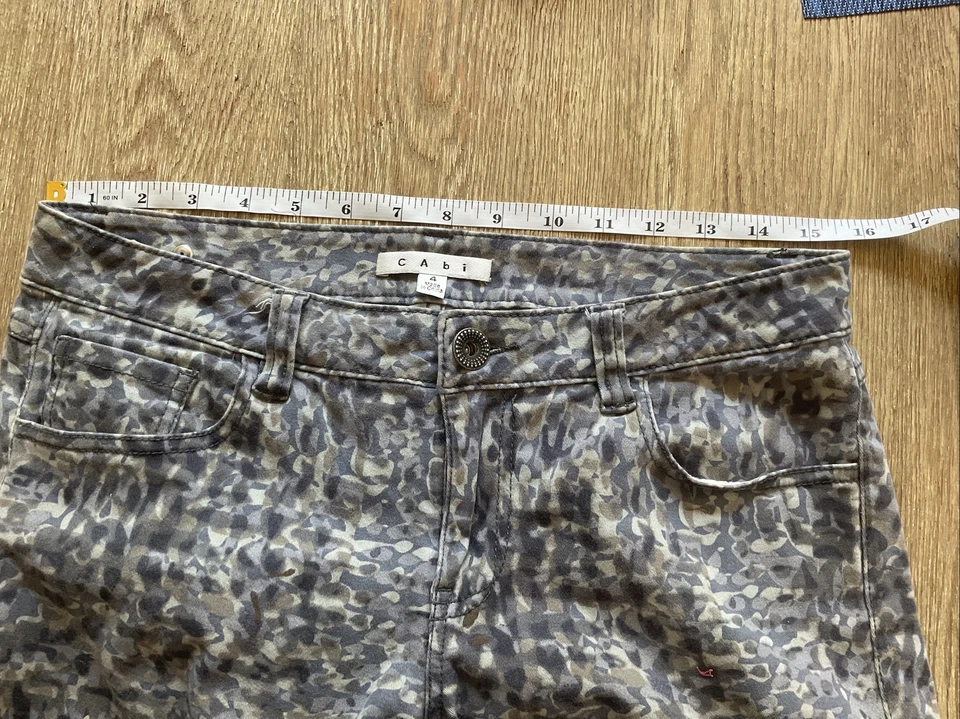 Pantalones cortos de jean Cabi Denim desgastados talla 4  Foto 4 de 4