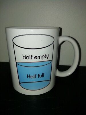 HALB LEERE, HALB VOLLE Design bedruckte TASSE. 2 für 13,00£