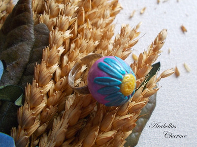 Bijoux fiore gioiello anello regolabile con fiore in fimo margherita blu e rosa 