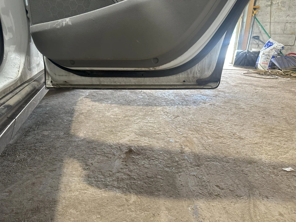 Used Rear Right Door Assembly Rear Side fits: 2016 Buick Encore electric Rear Ri - Изображение 2 из 4