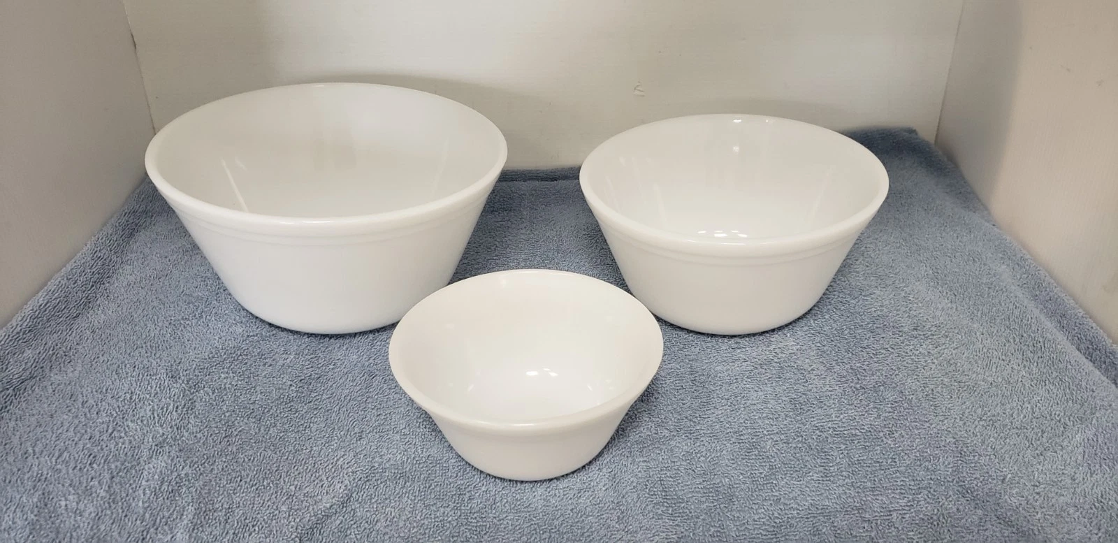 VTG FEDERAL GLASS WHITE NESTING MIXING BOWLS, SET OF 3: 8", 7" AND 5", DBL BAND