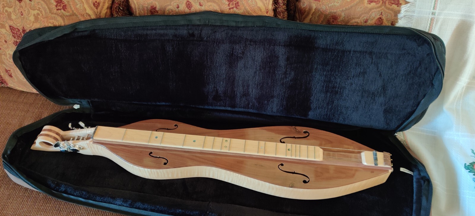 ED Maze Mountain Dulcimer USA Flame Maple Sides/Walnut "F" Soundhole W