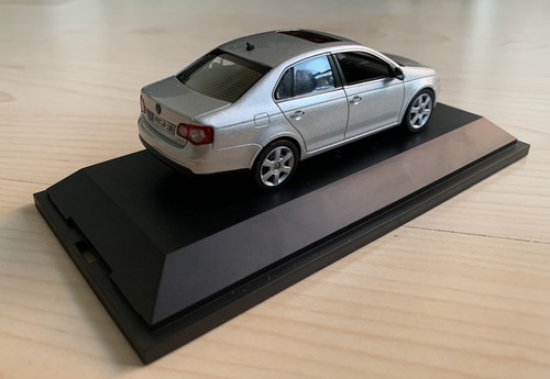 Volkswagen Jetta MK5 - 1/43 scale - VW Schuco modelcar - Imagen 6 de 11