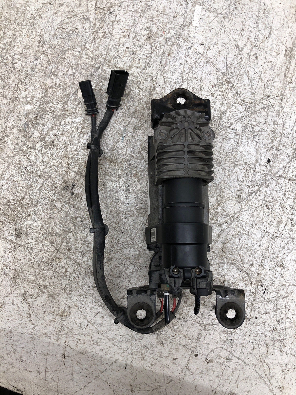 2017-2022 MASERATI LEVANTE AIR RIDE SUSPENSION AIR COMPRESSOR SUPPLY UNIT OEM
