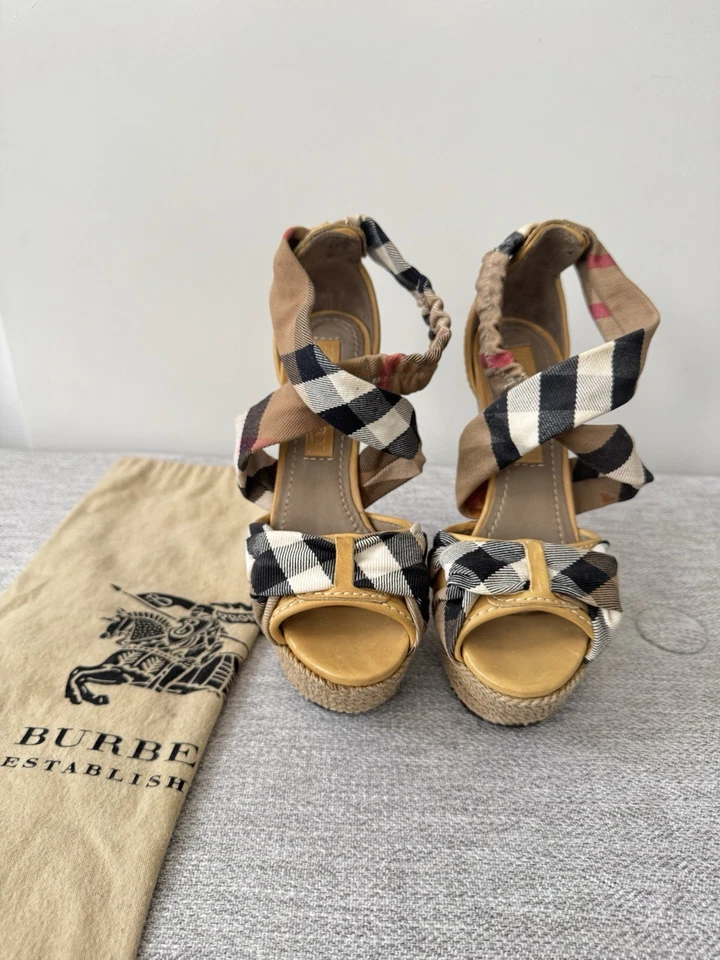 Alpargata cuñas BURBERRY LONDON Nova Check correas entrecruzadas para mujer 37 EE. UU. 7 Foto 2 de 4