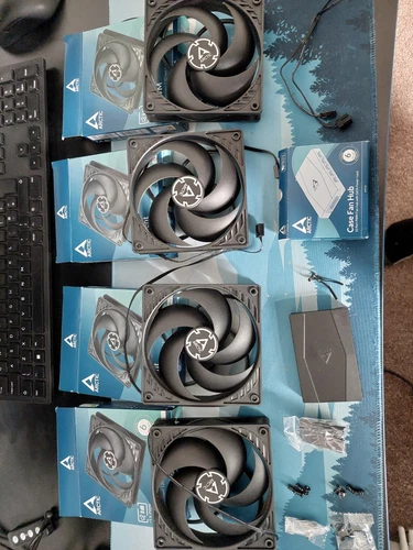 Arctic P12 Silent Fan Bundle With Arctic 10 Port Fan Hub