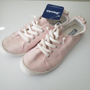 everyday tennis shoes