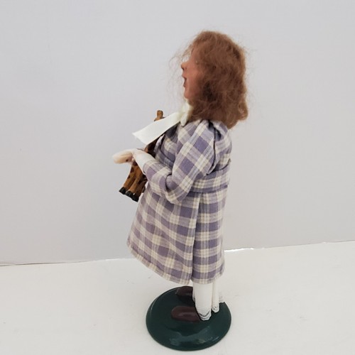 Byers Choice Carolers Girl with Giraffe 2006 - Picture 8 of 16