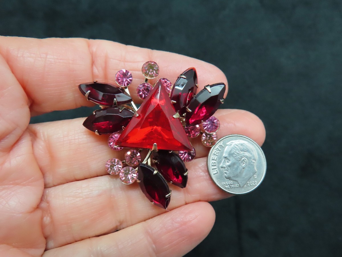 1950's　red rhinestone　fringe　brooch Vintage 1950's Red Trillion Cut Rhinestone & Navette Brooch