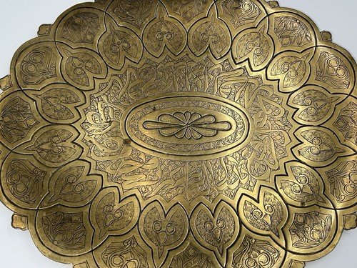 Stunning Vintage Brass Decorative Etched Serving Plate Platter Tray Scallop Edge - Picture 3 of 9