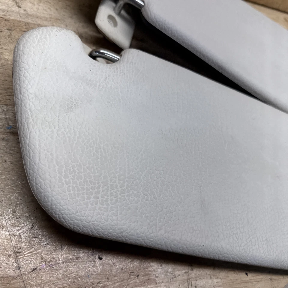 1989 Volvo 240 240DL Sun Visors Left and Right Set Pair Black White OEM Foto 2 de 4