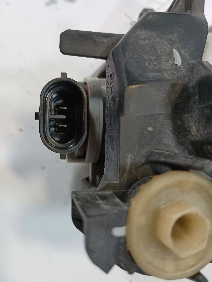 2014-2019 Toyota Highlander Passenger Right Side Fog Driving Light 11440056 - Image 4 of 4