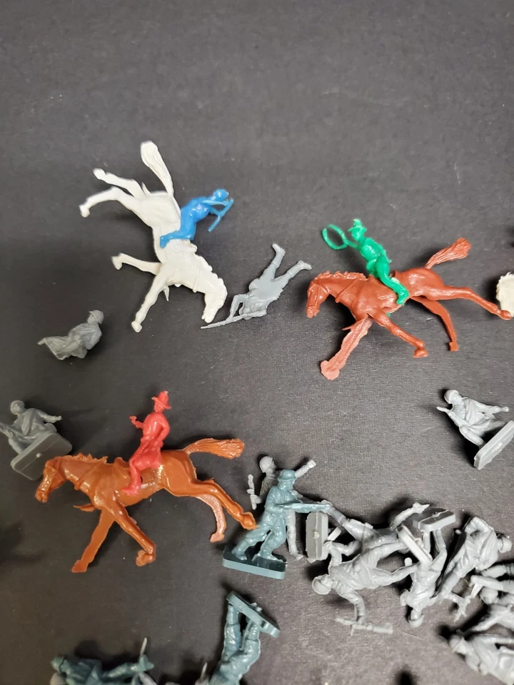 Vintage Plastic Toy Soldiers Mixed Color LOT Cowboys Indians Native American b - Image 4 of 4