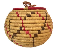 Vtg. TIGHTLY HANDWOVEN COILED LIDDED Native American?Alaskan Eskimo? BASKET 7.5"