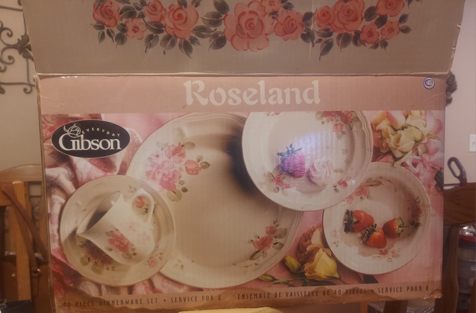 Vintage Gibson Everyday Roseland 40 Piece Fine Ceramic Dinne