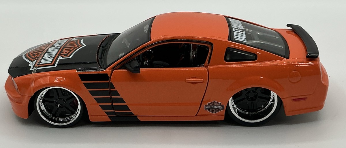 2006 FORD MUSTANG GT ORANGE HARLEY DAVIDSON 1:24 MODEL CAR BY