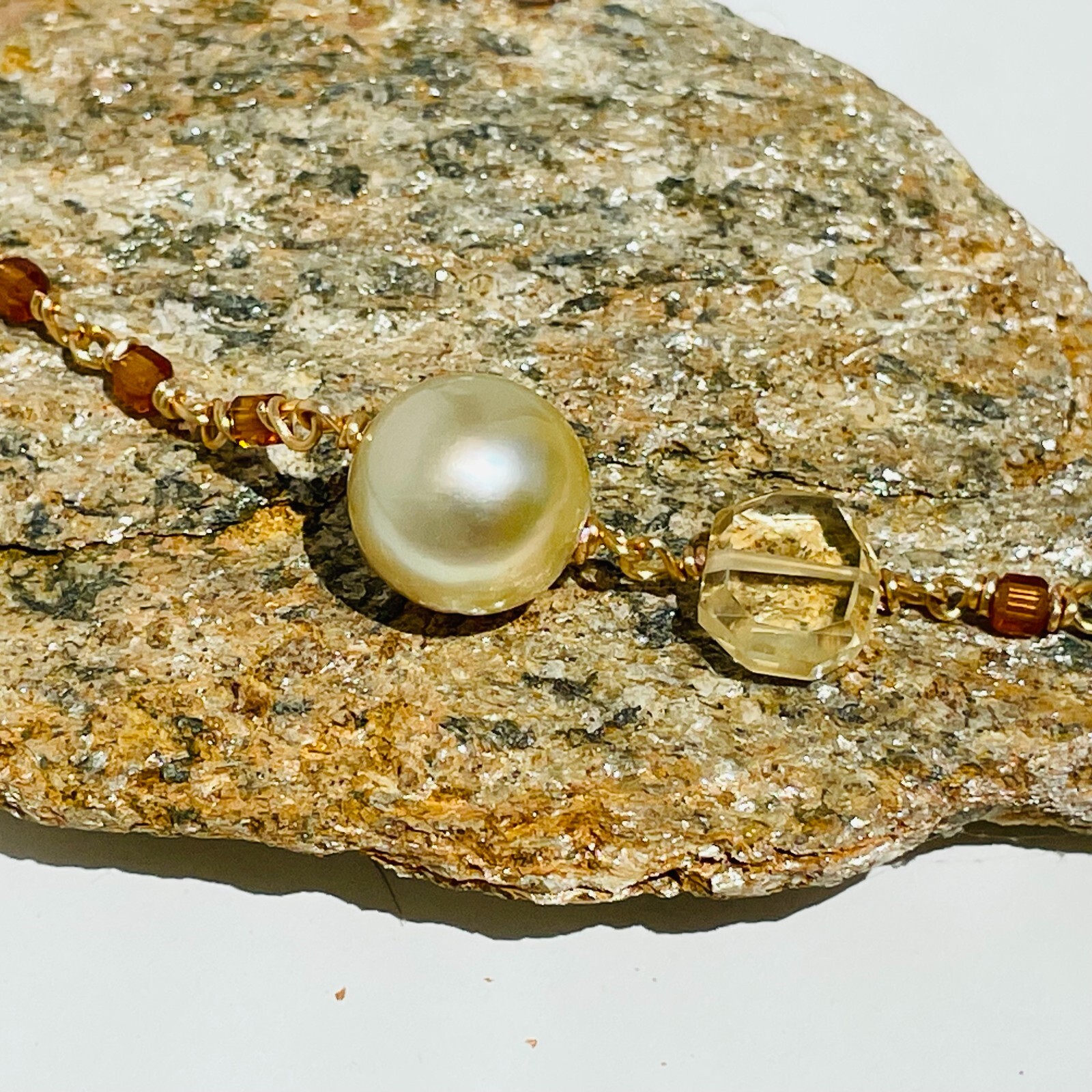 Bracelet en gold filled perle dorée des mers du sud et citrine précieuse