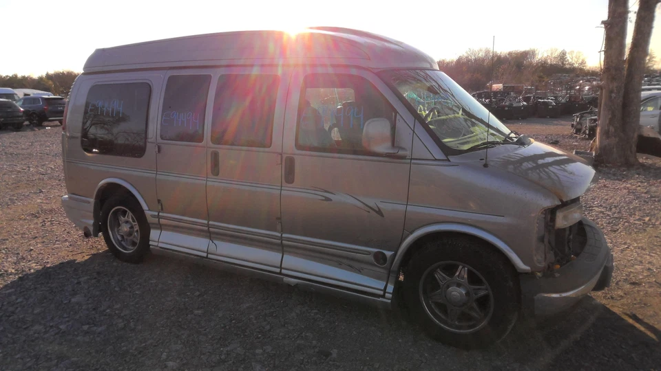 Radiador GMC VAN SAVANA 1500 96 97 98 99 00 01 02 Foto 3 de 4