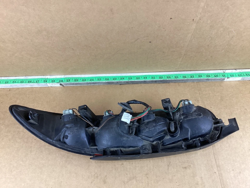 Luz trasera izquierda del lado del conductor Mazda MX3 1992-1996 166-58586 OEM Foto 3 de 4