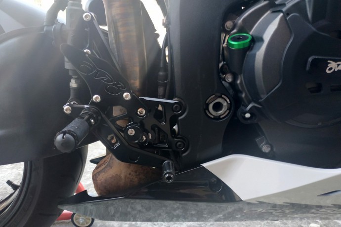 Platines commandes reculées réglables noires pour corriger la posture Honda CBR 600 RR