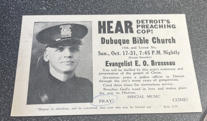1948 POSTCARD - DUBUQUE BIBLE CHURCH , DETROIT EVANGELIST PREACHING COP, IOWA