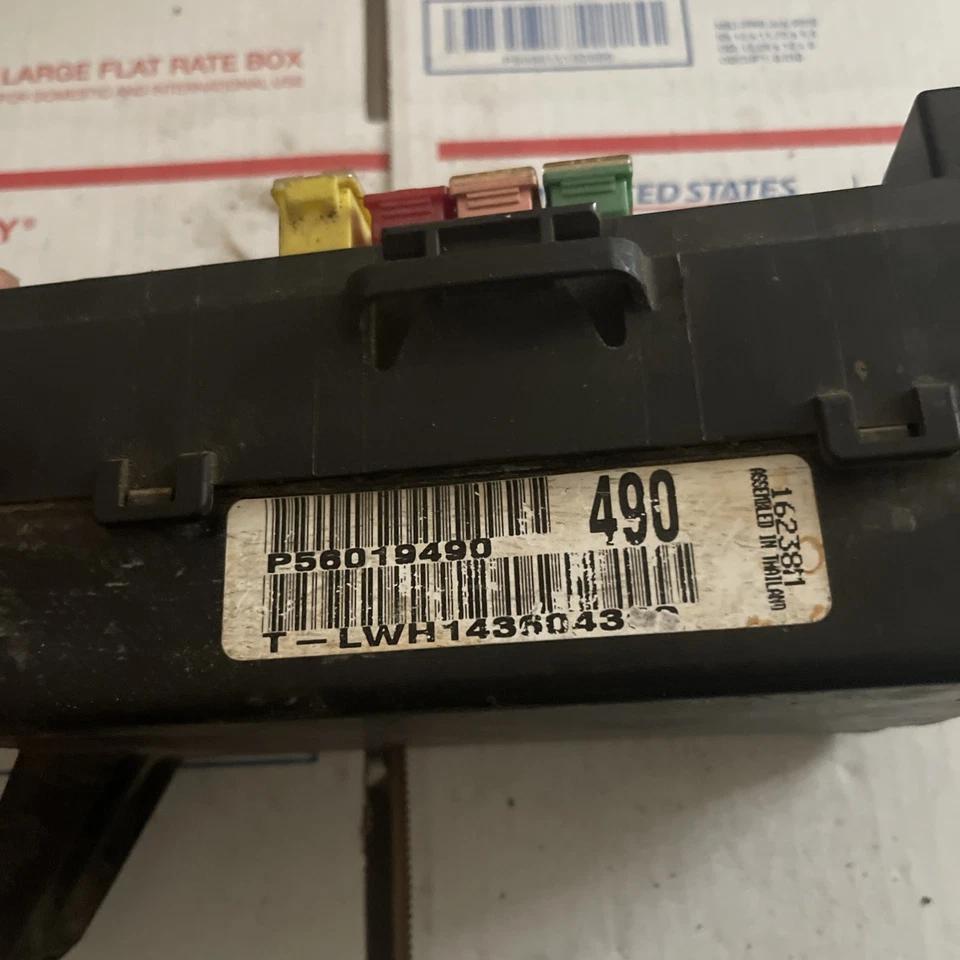 P56019490 Dodge 1996 Ram 2500 3500 Fuse Box Engine Bay Under Hood 1995 1997 H1 - Image 3 of 4