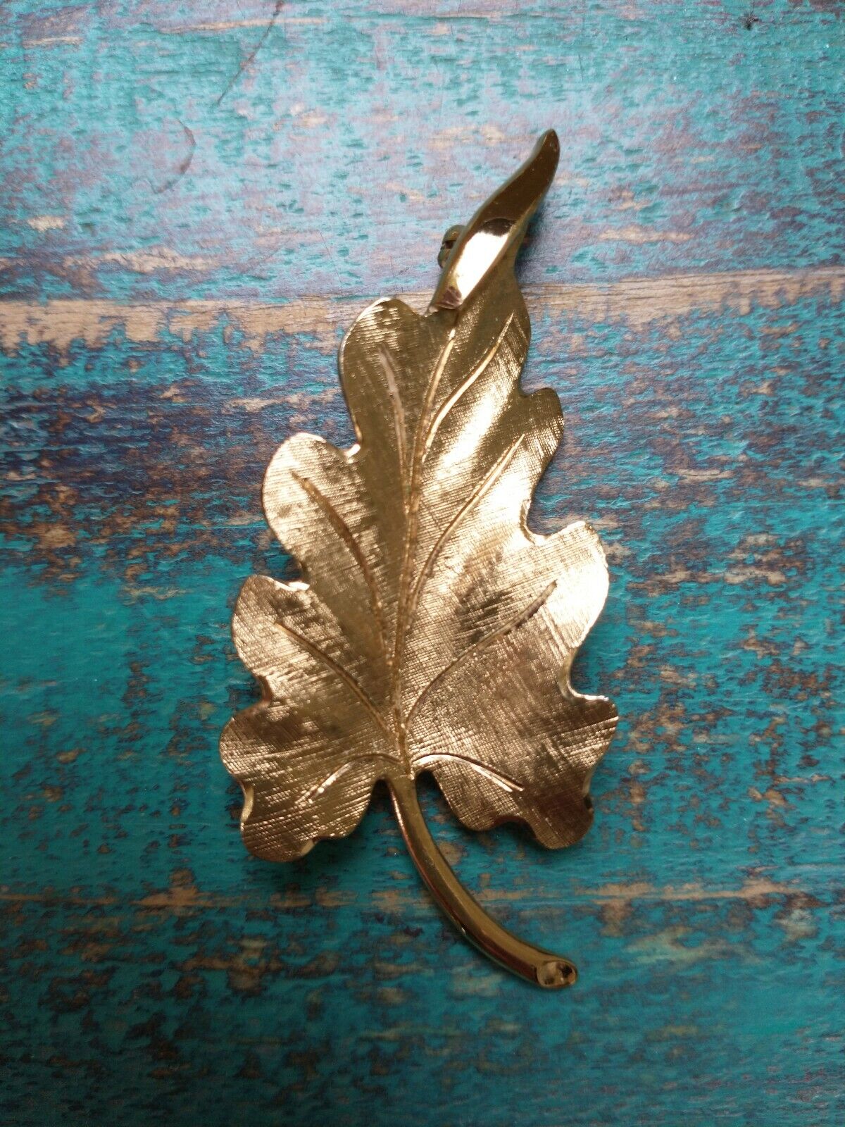 Vintage MONET Gold Tone Textured Leaf Brooch/Pin … - image 2