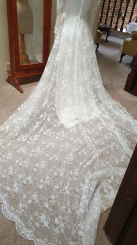 wedding gown size 6 to 8 please look all the photos below - Picture 8 of 20